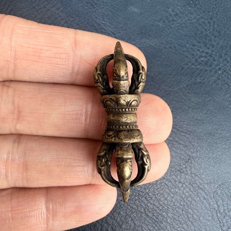 Small Vintage Collectible Items - チベット風の真鍮製小型ペンダント、ヴィンテージ風のアンティーク加工された銅製ヴァジュラ装飾品、収集価値のある手持ち品