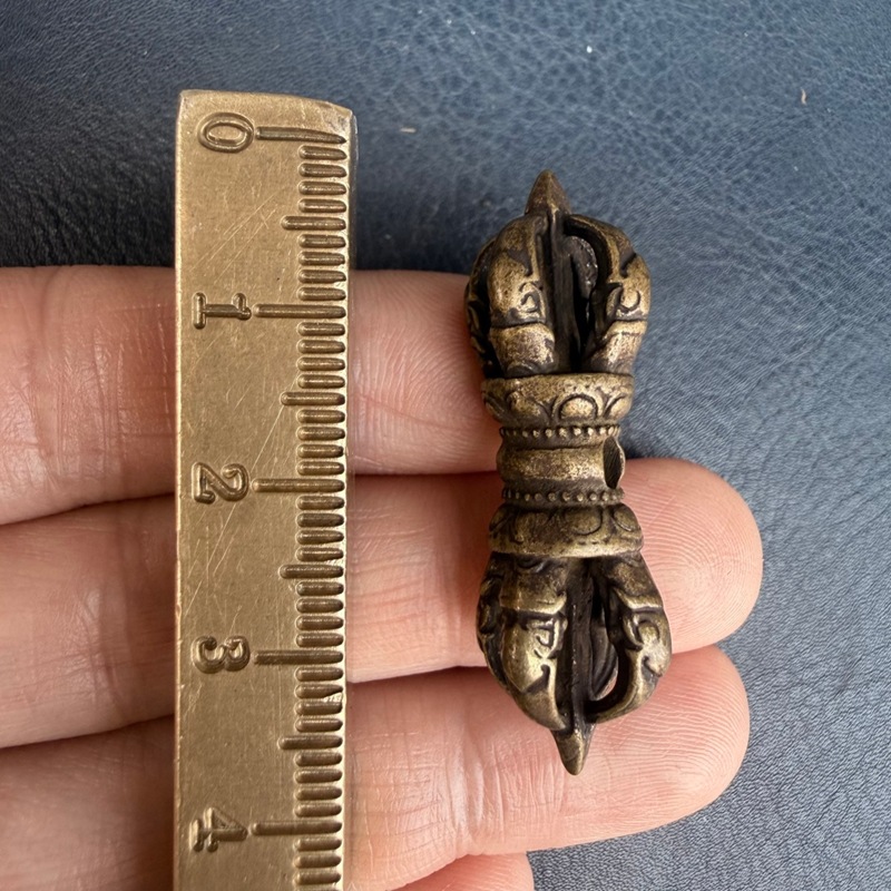 チベット風の真鍮製小型ペンダント、ヴィンテージ風のアンティー - Small Vintage Collectible Items のレビューと価格