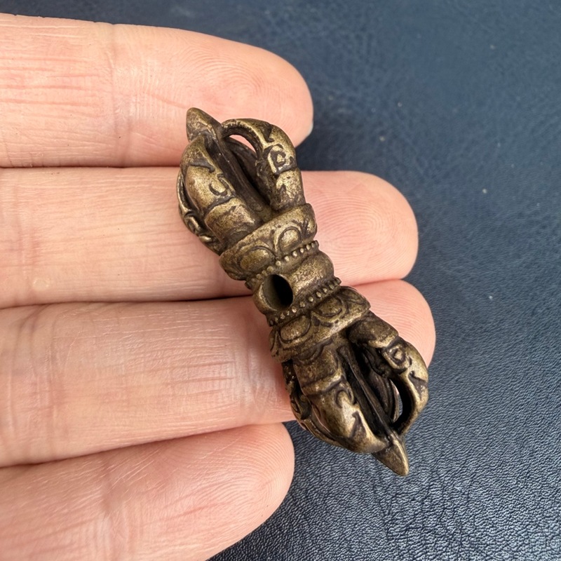 チベット風の真鍮製小型ペンダント、ヴィンテージ風のアンティー - Small Vintage Collectible Items のレビューと価格