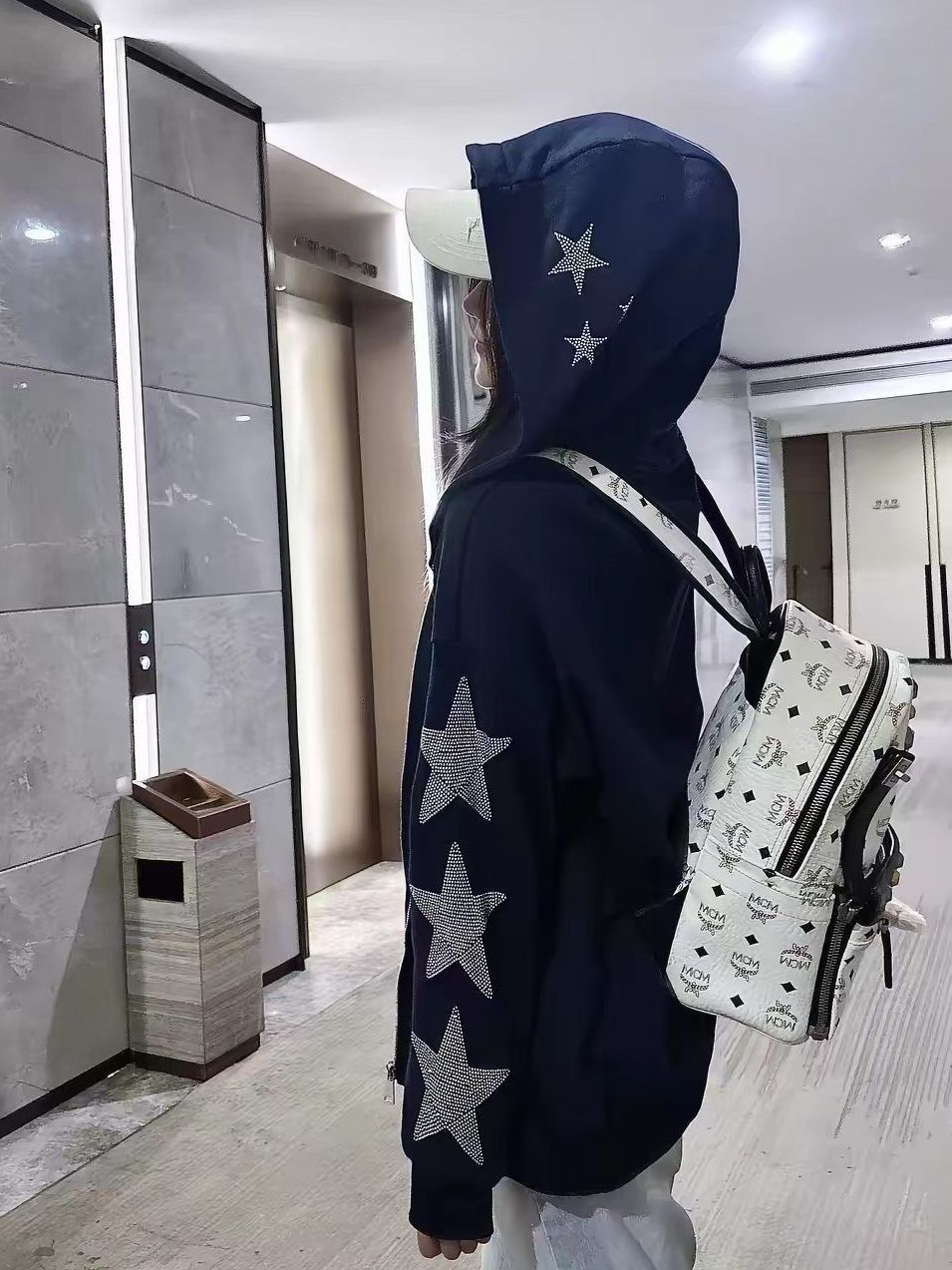 韓国ヴィンテージ ネイビーブルー スターラインストーン刺繍  - Vintage Zip Hoodie のレビューと価格